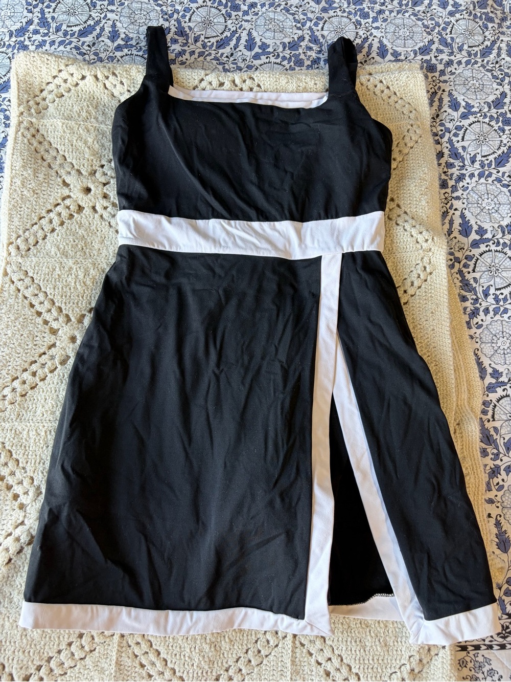 Gold Hinge Medium tennis dress Like New color block minimalist